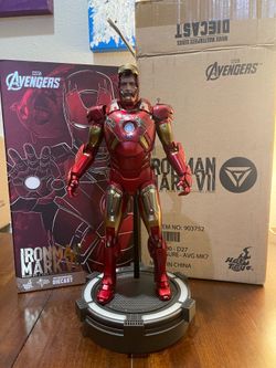 HOT TOYS IRON MAN MK VII DIECAST FIGURE