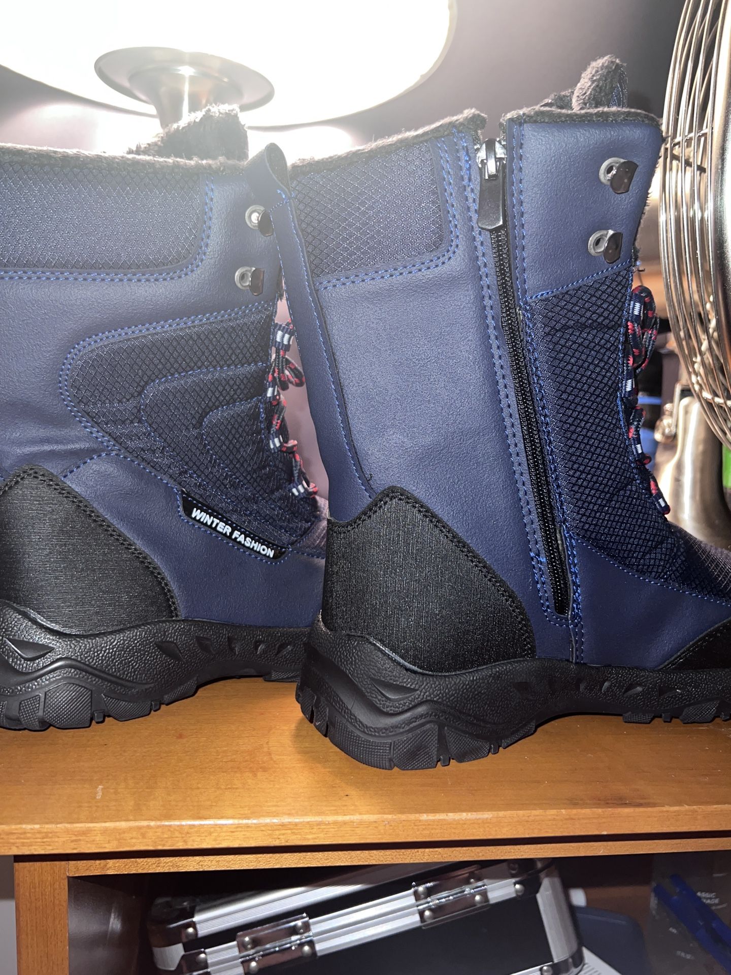 Women’s Size 8 Blue Outdoor Winter boots-brand new!