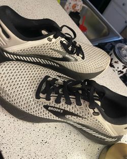 Brooks tennis shoes
