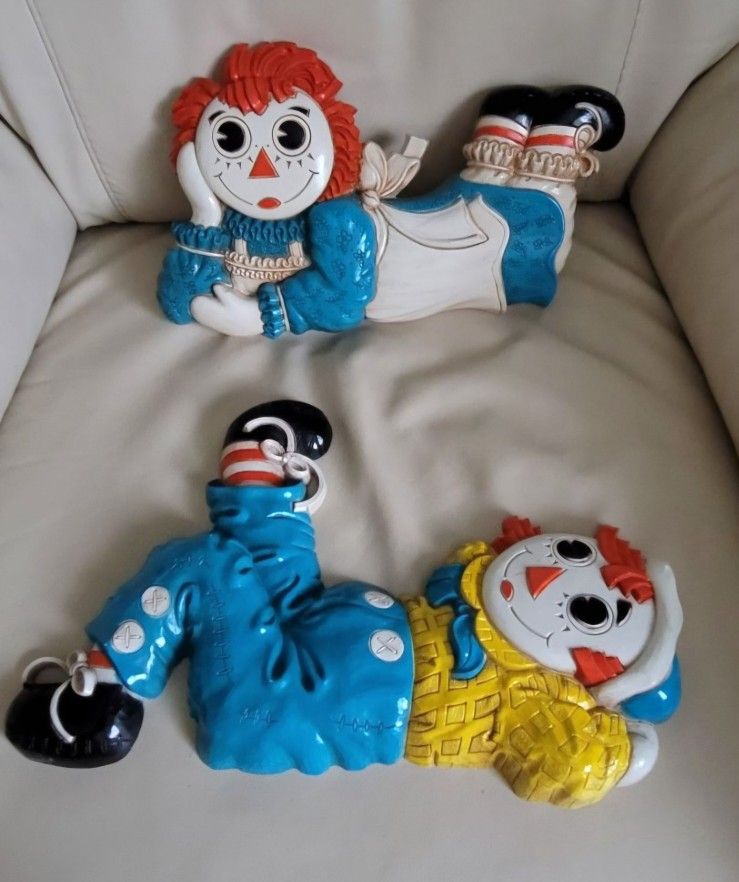 Vintage Raggedy Ann and Andy Hard Plastic Wall display, 1977 Bobbs Merill Dart Industry.