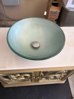 Vanity luxury Vanity in excellent condition pick up in the city of Irvine