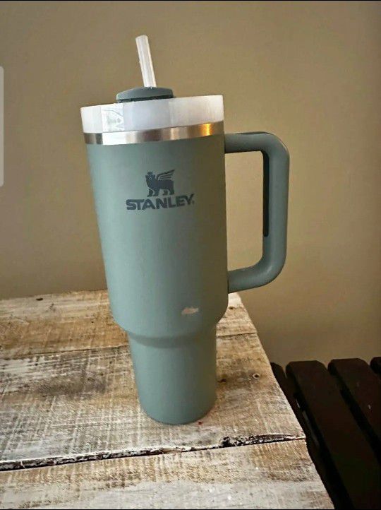 Stanley 40 Oz Cup W/ Straw Navy voyage Blue for Sale in Menifee, CA -  OfferUp