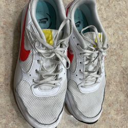 Nike Women’s Shoe - Size 8.5 - 8$