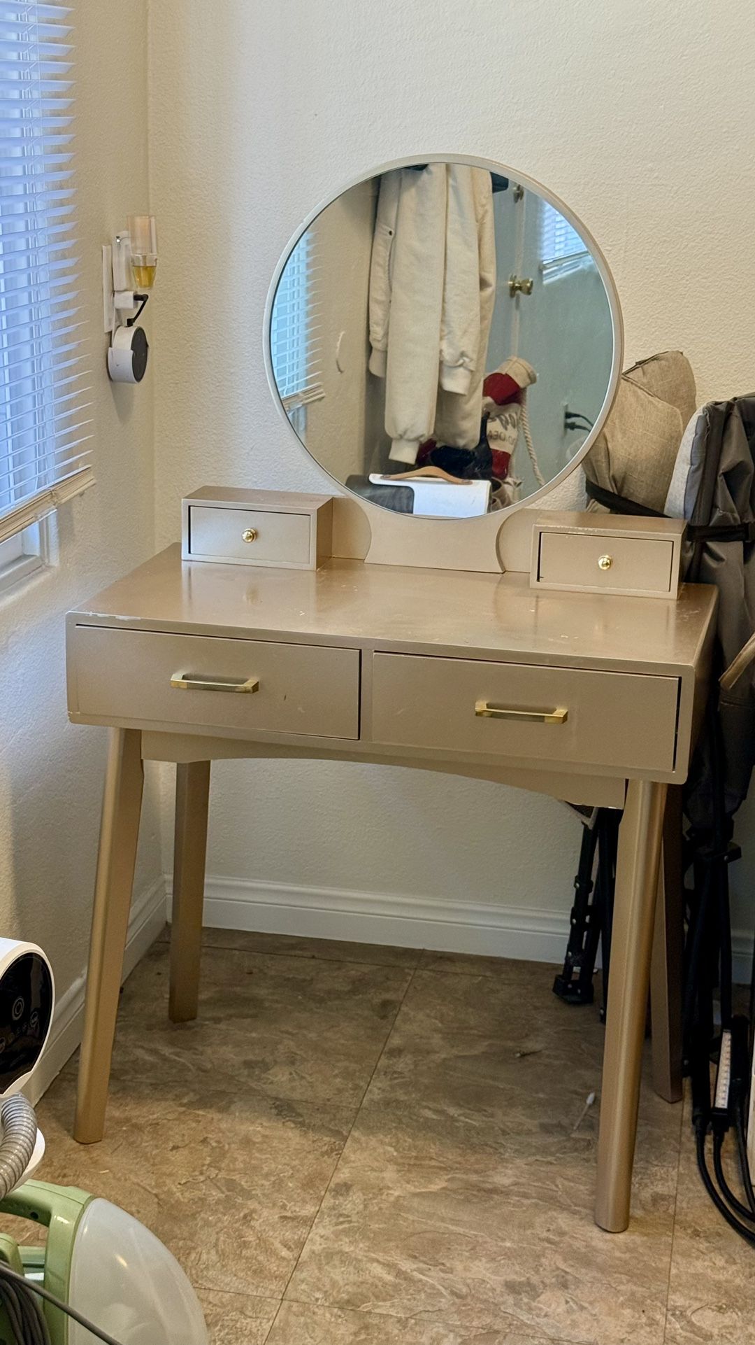 Vanity Desk with Mirror – Great Condition!