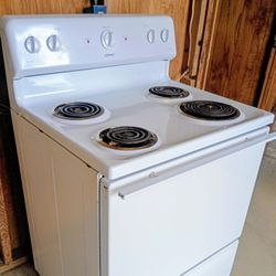 Very Nice Electric Stove w/ Oven! (Like New!)