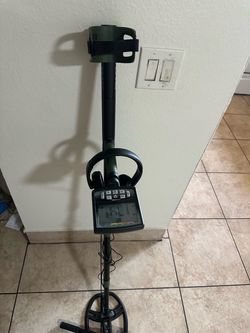 Minelab Metal Detector with Headphones