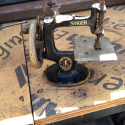 1920 Miniture Singer Sewing Machine