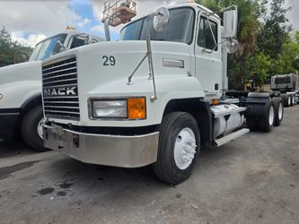 2002 MACK CH  DAYCAB  TANDEM & HEADACHE RACK
AXLE  WITH WET LINE KIT