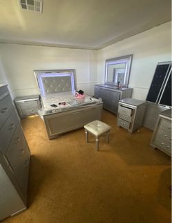 Queen bedroom set matching dressers vanity