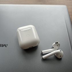 Apple AirPods 2nd Generation In-Ear Headsets with Wireless Charging Case White