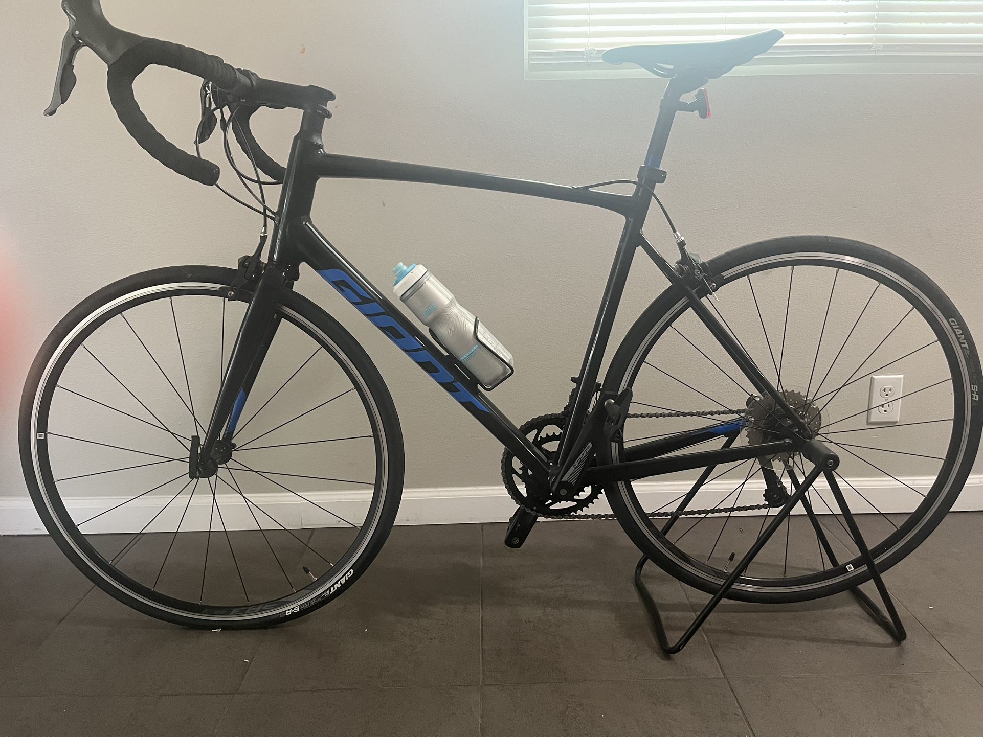 Giant Contend Road Bike (Large Frame) and Accessories