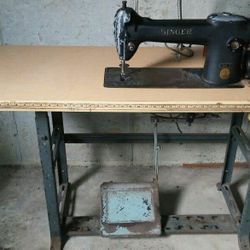 Singer sewing machine! Great Machine.   MOTOVATED SELLER