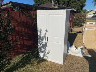 FREE KITCHEN PANTRY AND COUNTERS