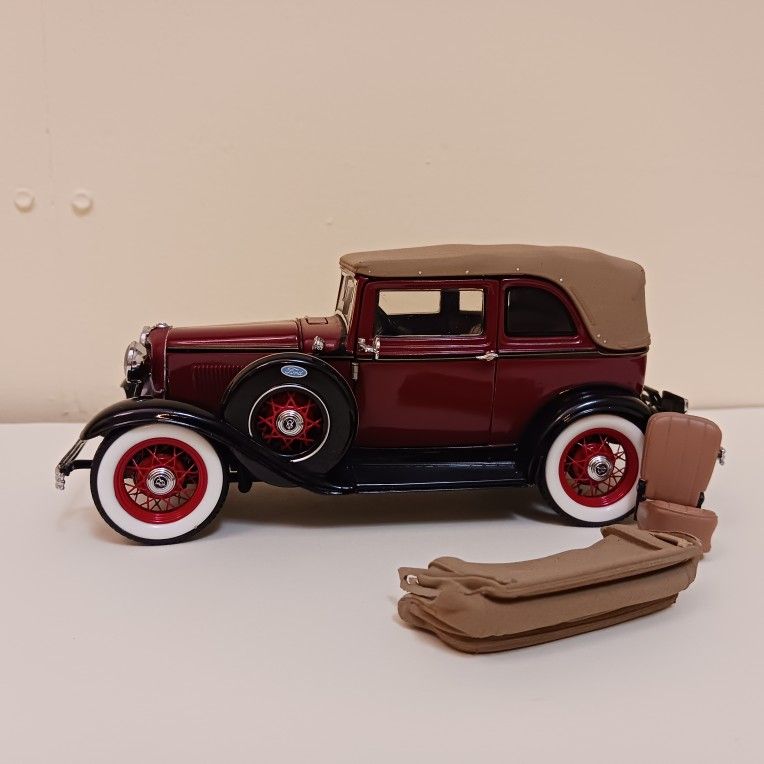 Franklin mint Diecast Car 1:24 scale 1932 Ford Convertible sedan. 