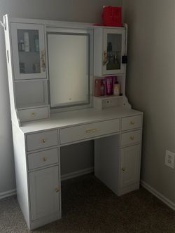 Makeup vanity