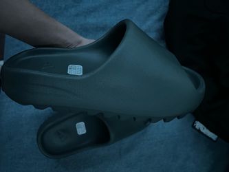 onyx yeezy’s slides size 9 and 7