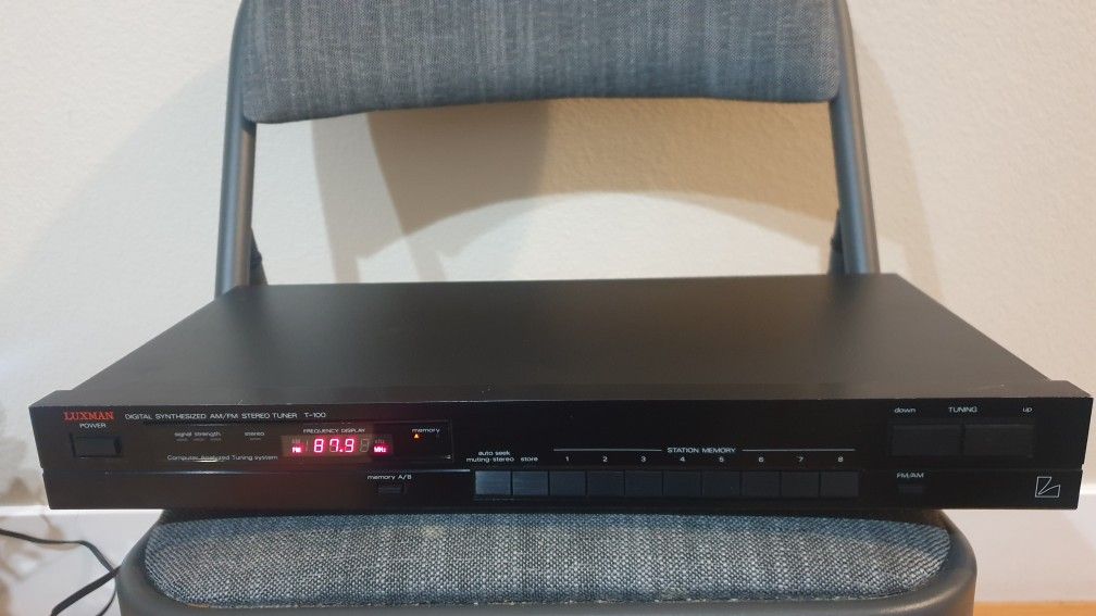 Luxman T-101 Stereo Tuner