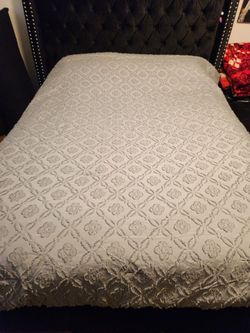 Queen comforter & pillow shams