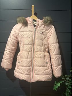 Tommy Hilfiger Girls Fleece Lined Puffer Jacket in light pink with a faux fur hood, Size M 10/12
