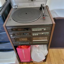 Phono with Stand & One Speaker.