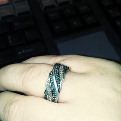 Blue/white diamond ring