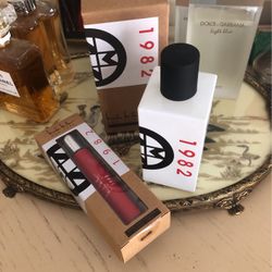 Nicole Miller Double Perfume https://offerup.com/redirect/?o=MTk4Mi5uZXc=