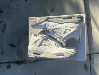 NIKE JORDANS