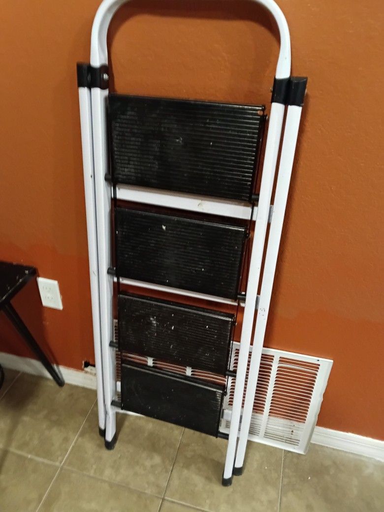 Step Ladder For Weekend Pick Up In Greater Fort Lauderdale 954-Off Commercial Boulevard