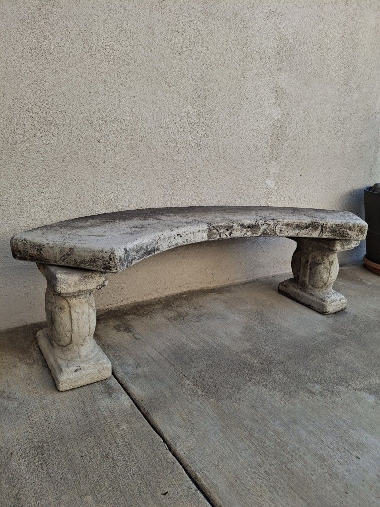 beautiful solid concrete Tuscany design curved bench 5'ft wide 17"inch depth 17"inch height excellent condition must see!