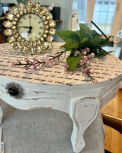 ADORABLE SMALL CLOCK