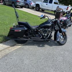2019 Harley Davidson FLHC Thumbnail