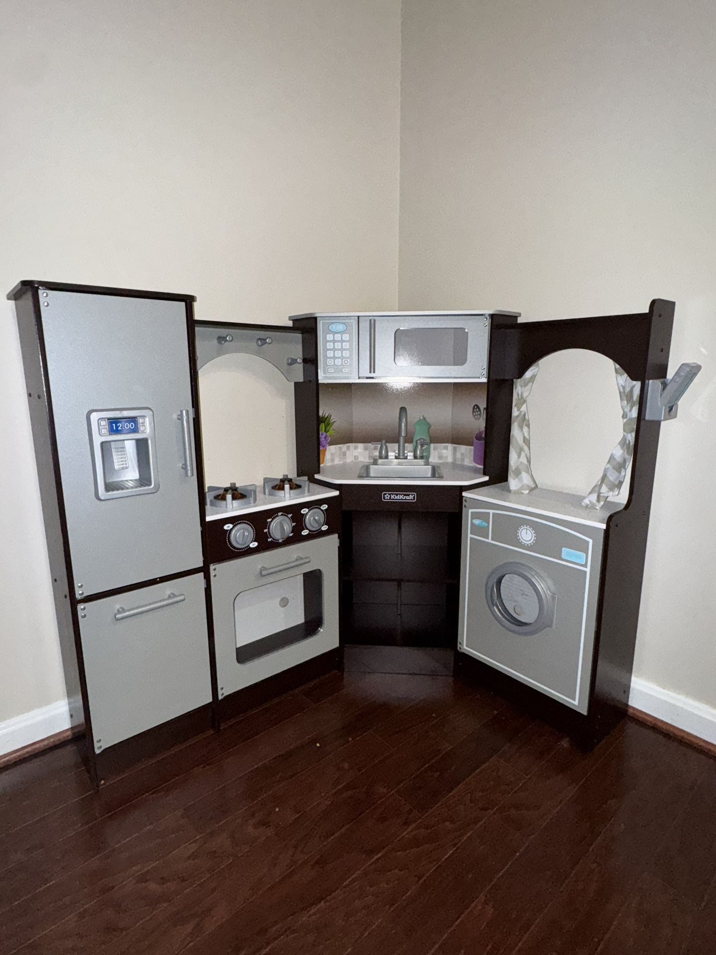 KidKraft Ultimate Corner Wooden Play Kitchen