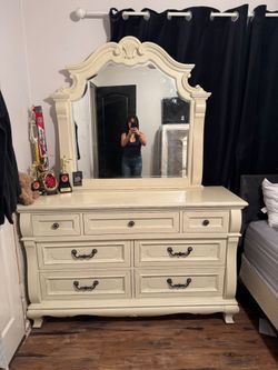 Full Size bed and dresser with mirror that attaches to dresser