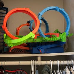 Hot Wheels Loop Race Track 