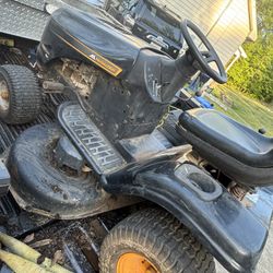 McCULLOCH 18.5hp 42” Deck riding Mower