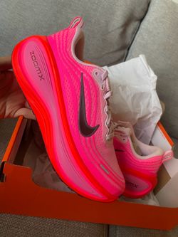 BRAND NEW Nike Vomero Plus HYPERPINK