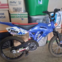 16-inch Moto Hyper Nitro Circus Bike.
