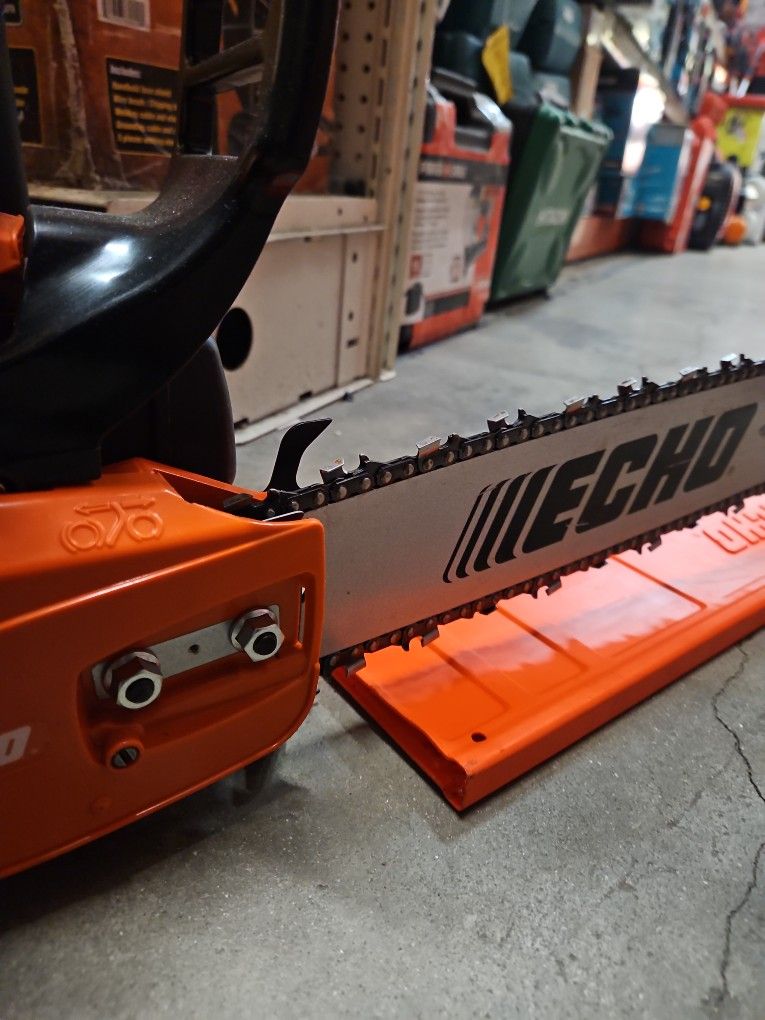 ECHO GAS 20"IN TIMBER WOLF CHANSAW LIKE NEW