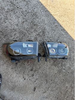 2011 tundra head light