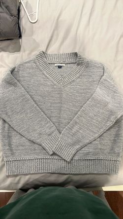 American Eagle Gray Knit V-Neck Sweater - Small