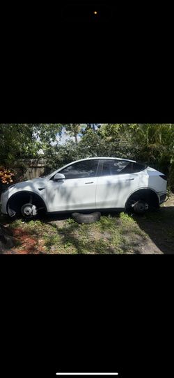 Parts off White Tesla model y 2025