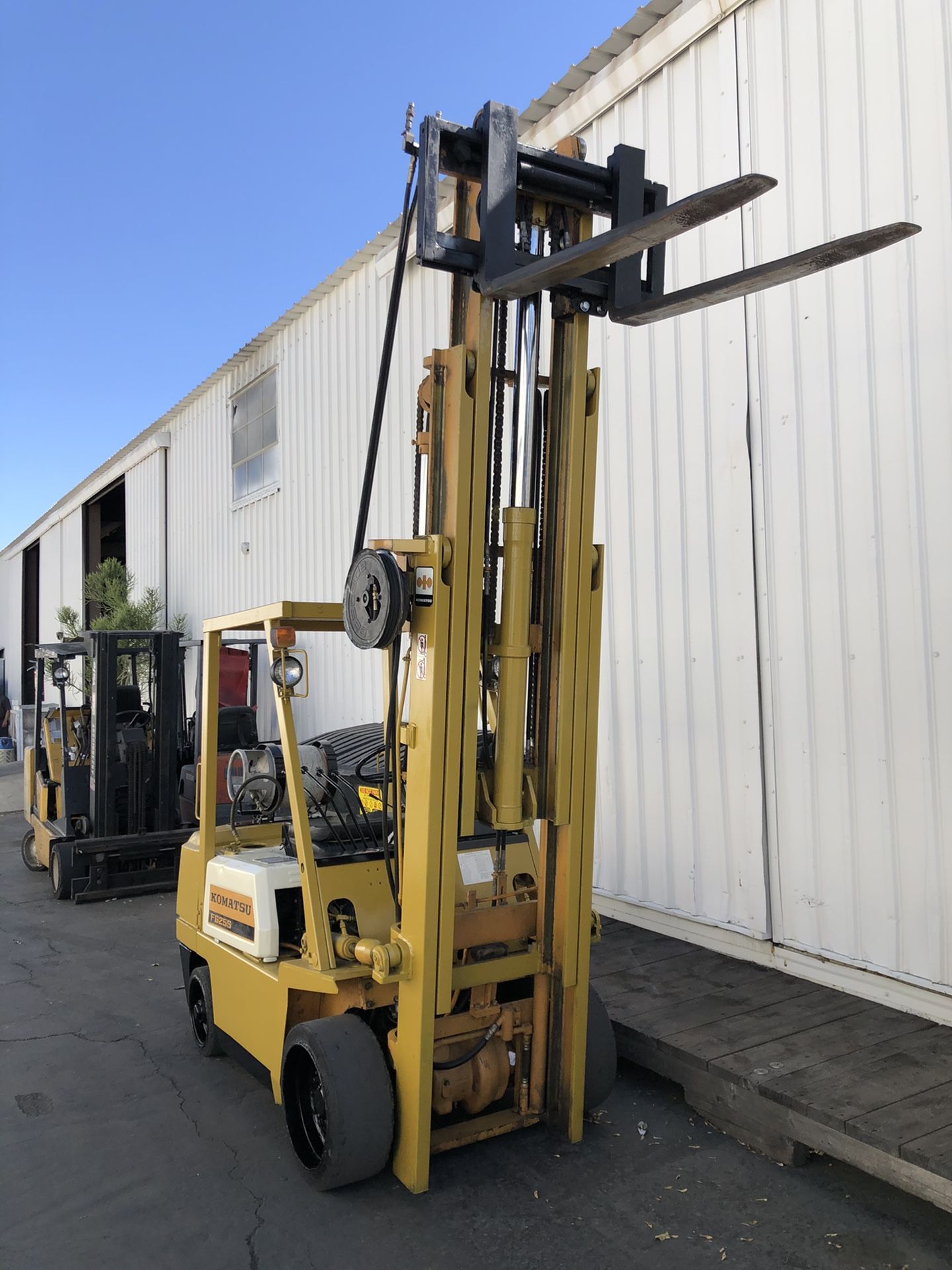 5,000 LB CAPACITY KOMATSU PROPANE FORKLIFT 