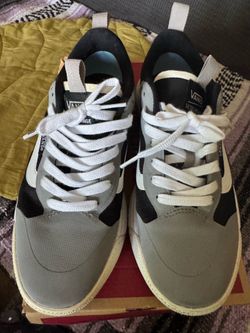 Vans Ultrarange Exo Sneakers – Women’s 7 / Men’s 5.5 – Like New