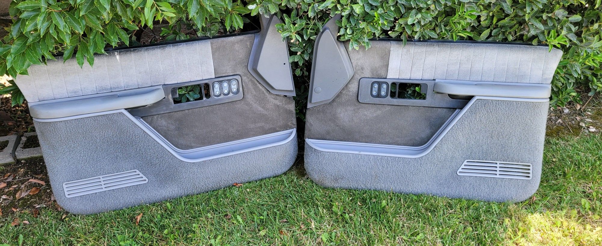 Door panels complete with electrical switches included in Great condition
Fit 1988 to 1994
Obs GMC