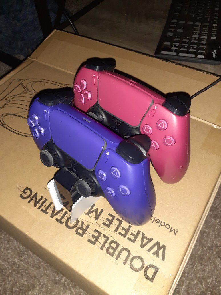 2 PS5 Dualsense Controllers + Charging Station