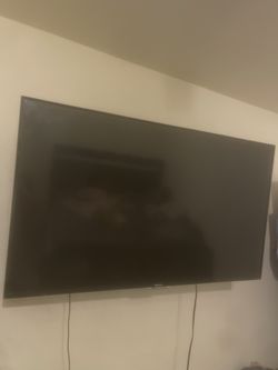 HiSense 50” Tv With Swivel Mount