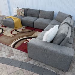 Beautiful Gray 6-Piece Sofa Sectional. With chaise lounge. Delivery available for an additional cost. In perfect condition. 