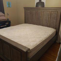 King Size Bed With Dresser And Mirrors Comes With It