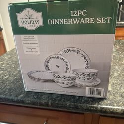 Brand New Holiday 12pc Dinnerware Set