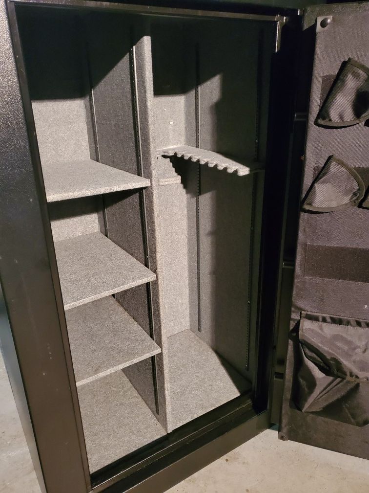Field and Stream Gun Safe (large 36+6) for Sale in St. Petersburg, FL